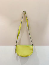 Bolsinha couro tiracolo lima Loucos e Santos