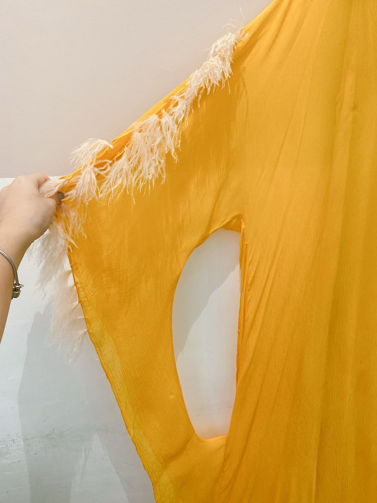 Vestido midi laranja plumas The Lilie 40