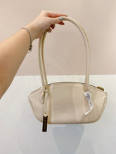 Bolsinha bege baguete C&A