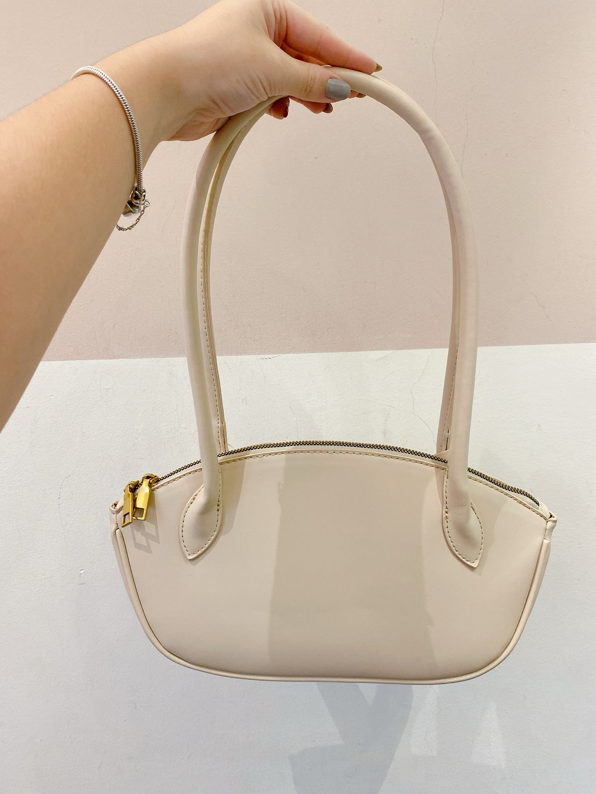 Bolsinha bege baguete C&A