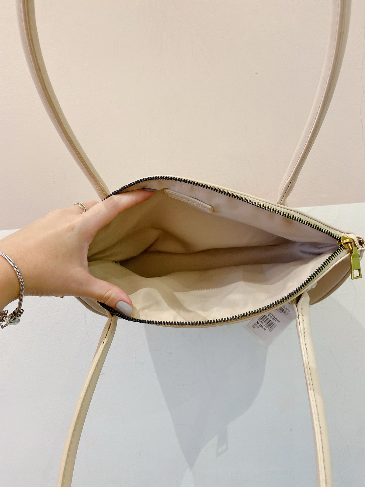 Bolsinha bege baguete C&A