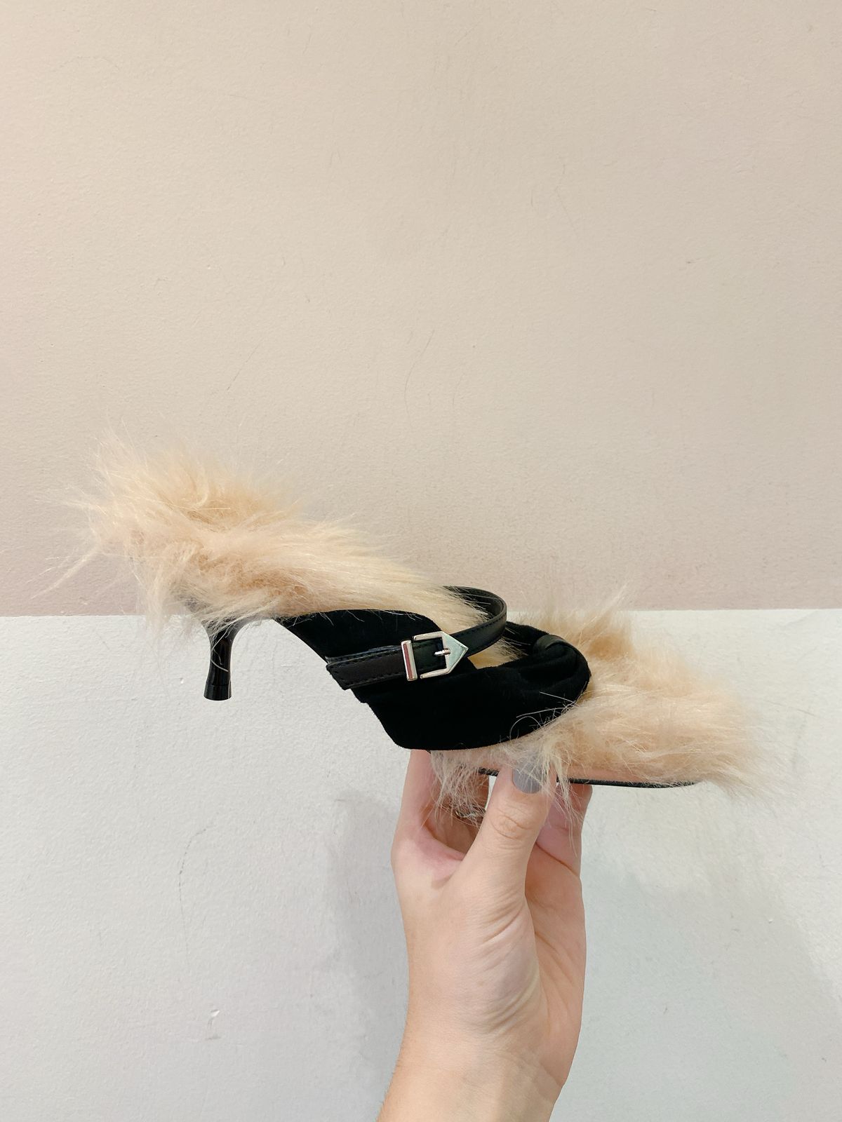 Sandália pêlos alças pretas Schutz 35