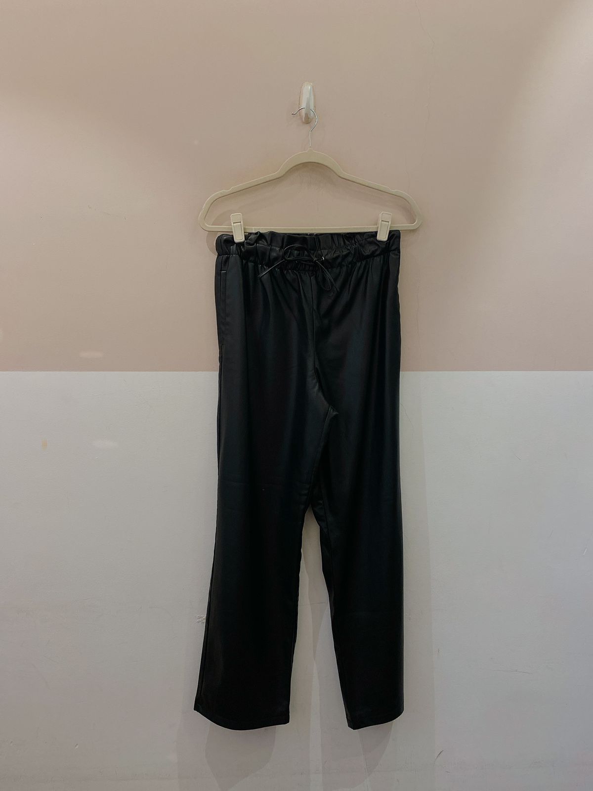 Calça couro fake cós elástico Zara M