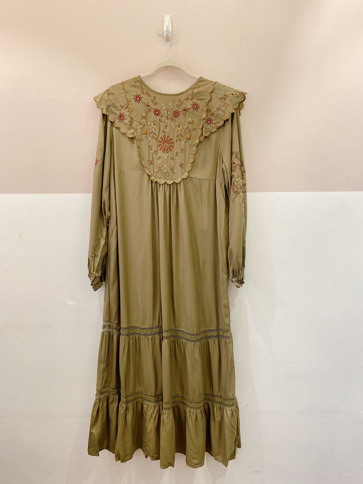 Vestido verde gola bordada Zara G