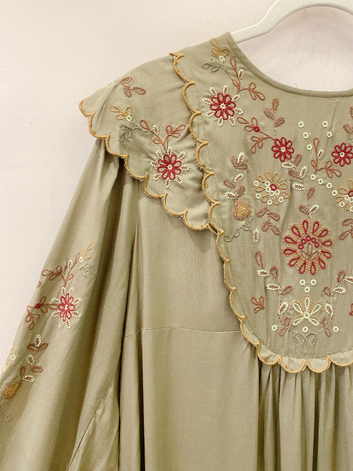 Vestido verde gola bordada Zara G