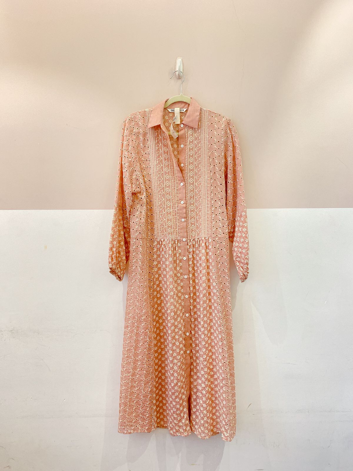 Vestido rosa bordado Zara PP