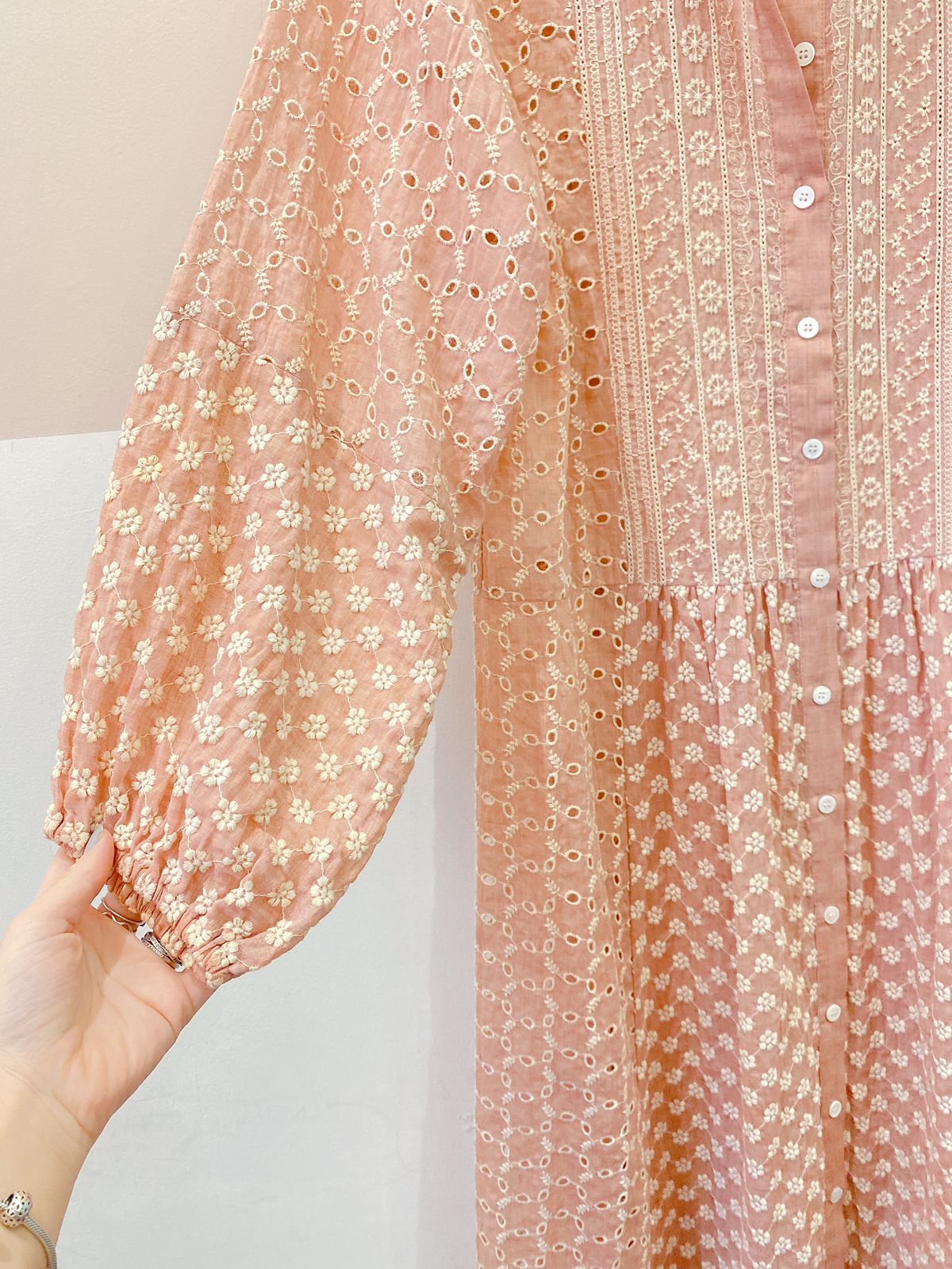 Vestido rosa bordado Zara PP