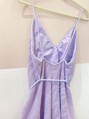 Vestido lilás tecido